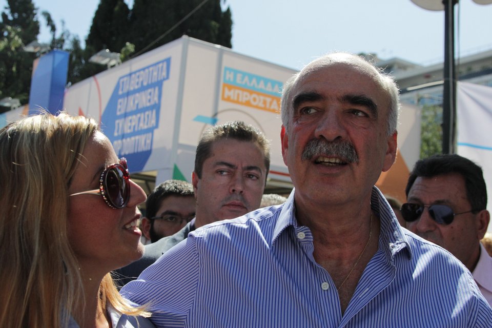 Ο Μεϊμαράκης θυμήθηκε τα νιάτα του -Αγκαλιές και χειροκροτήματα στο εκλογικό κέντρο [εικόνες]   | iefimerida.gr 1