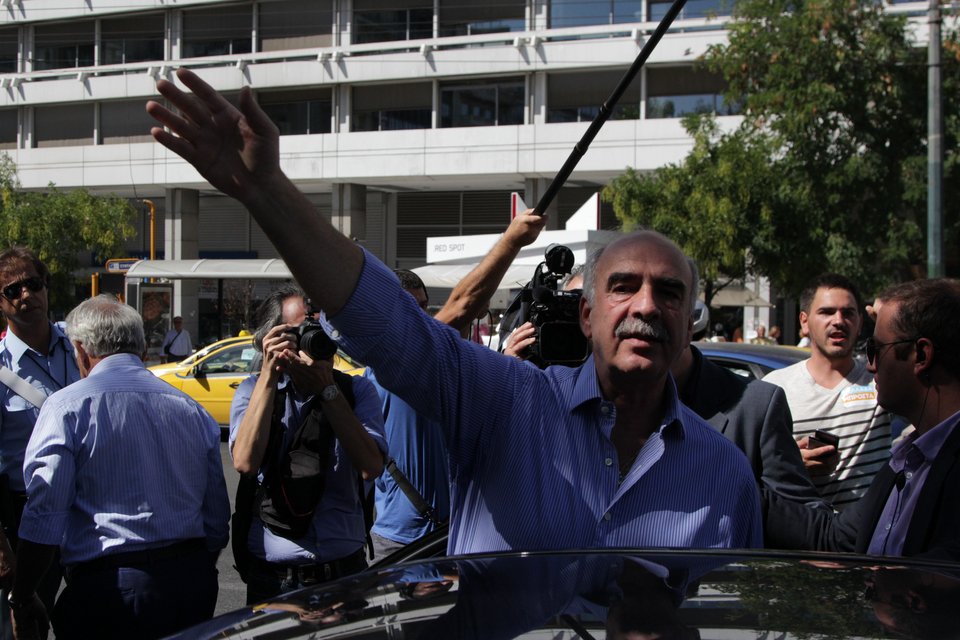 Ο Μεϊμαράκης θυμήθηκε τα νιάτα του -Αγκαλιές και χειροκροτήματα στο εκλογικό κέντρο [εικόνες]   | iefimerida.gr 7