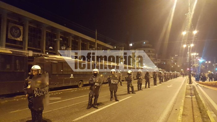 Επεισόδια και μολότοφ στα Εξάρχεια μετά την πορεία για το Πολυτεχνείο [εικόνες & βίντεο]  | iefimerida.gr 16