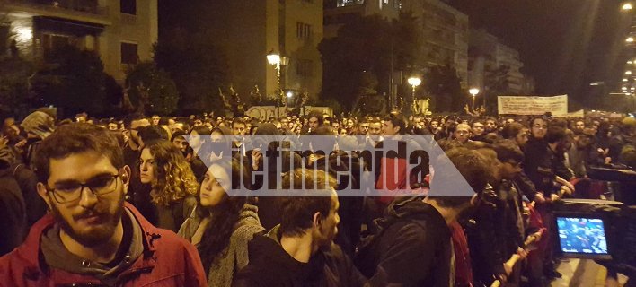 Επεισόδια και μολότοφ στα Εξάρχεια μετά την πορεία για το Πολυτεχνείο [εικόνες & βίντεο]  | iefimerida.gr 15