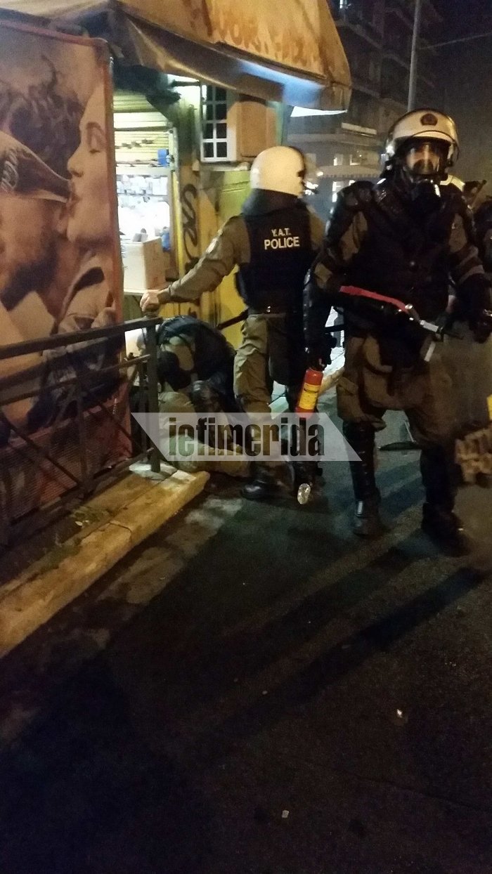 Επεισόδια και μολότοφ στα Εξάρχεια μετά την πορεία για το Πολυτεχνείο [εικόνες & βίντεο]  | iefimerida.gr 12