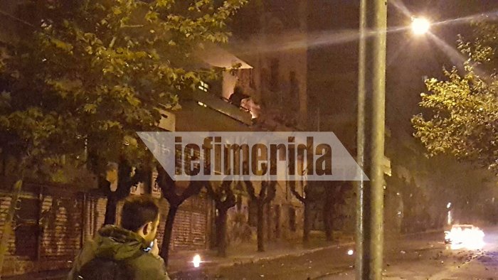 Επεισόδια και μολότοφ στα Εξάρχεια μετά την πορεία για το Πολυτεχνείο [εικόνες & βίντεο]  | iefimerida.gr 1