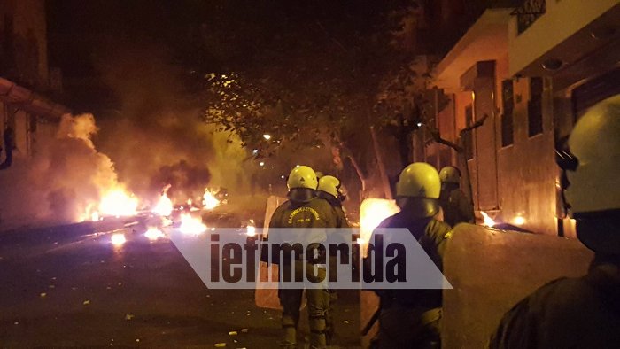 Επεισόδια και μολότοφ στα Εξάρχεια μετά την πορεία για το Πολυτεχνείο [εικόνες & βίντεο]  | iefimerida.gr 2