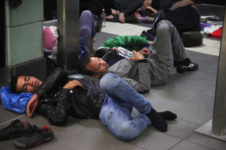 Στον σταθμό του ηλεκτρικού στη Βικτώρια βρήκαν καταφύγιο οι πρόσφυγες λόγω βροχής [εικόνες] | iefimerida.gr 4