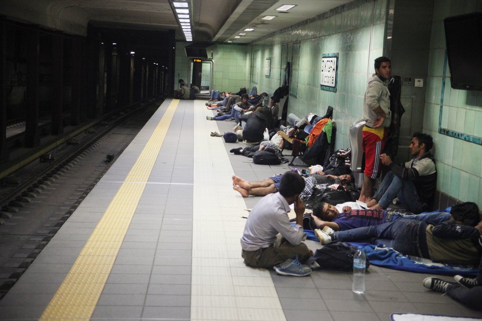 Στον σταθμό του ηλεκτρικού στη Βικτώρια βρήκαν καταφύγιο οι πρόσφυγες λόγω βροχής [εικόνες] | iefimerida.gr 5