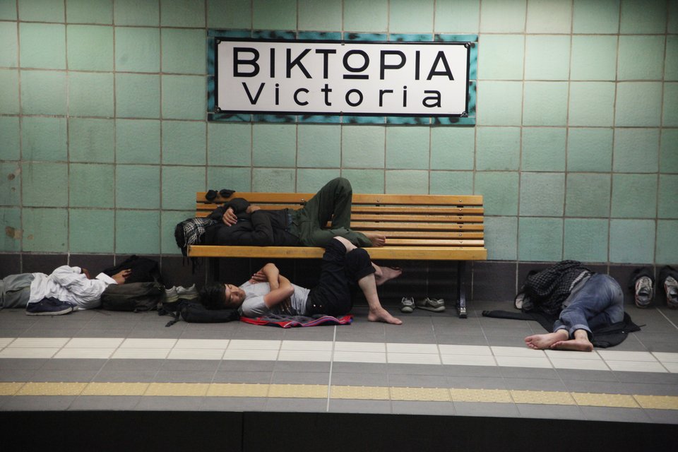 Στον σταθμό του ηλεκτρικού στη Βικτώρια βρήκαν καταφύγιο οι πρόσφυγες λόγω βροχής [εικόνες] | iefimerida.gr 3