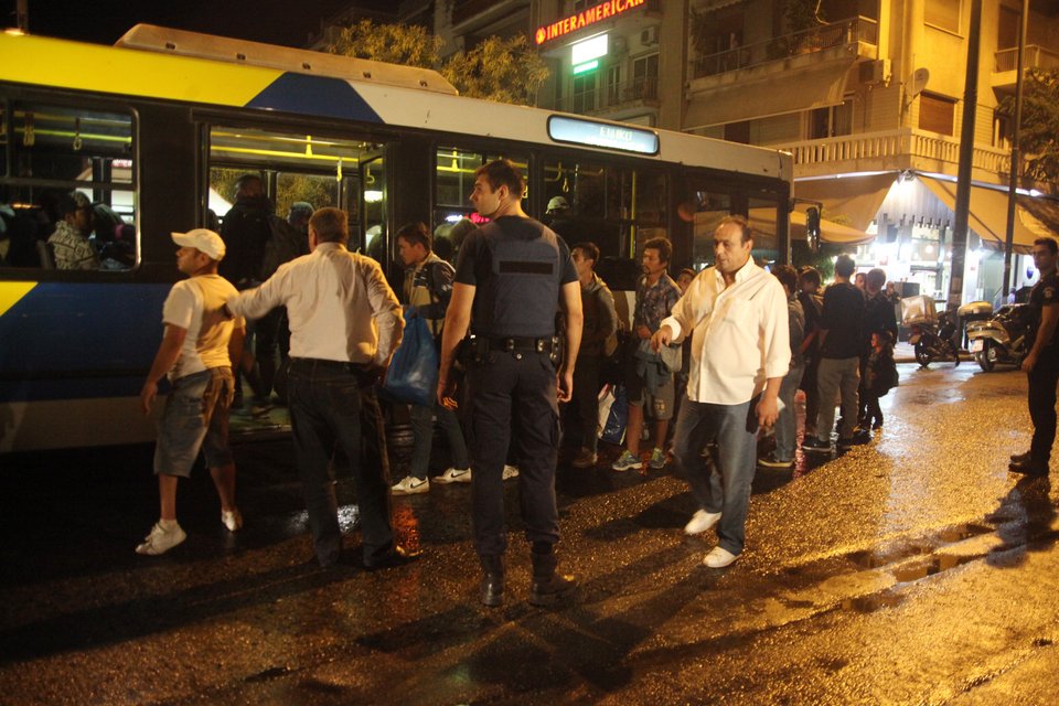 Στον σταθμό του ηλεκτρικού στη Βικτώρια βρήκαν καταφύγιο οι πρόσφυγες λόγω βροχής [εικόνες] | iefimerida.gr 6