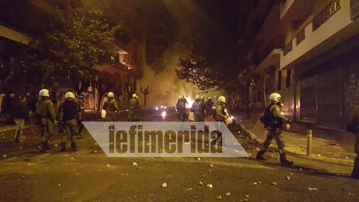 Επεισόδια και μολότοφ στα Εξάρχεια μετά την πορεία για το Πολυτεχνείο [εικόνες & βίντεο]  | iefimerida.gr 3