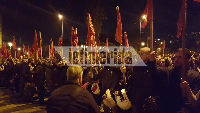 Επεισόδια και μολότοφ στα Εξάρχεια μετά την πορεία για το Πολυτεχνείο [εικόνες & βίντεο]  | iefimerida.gr 19