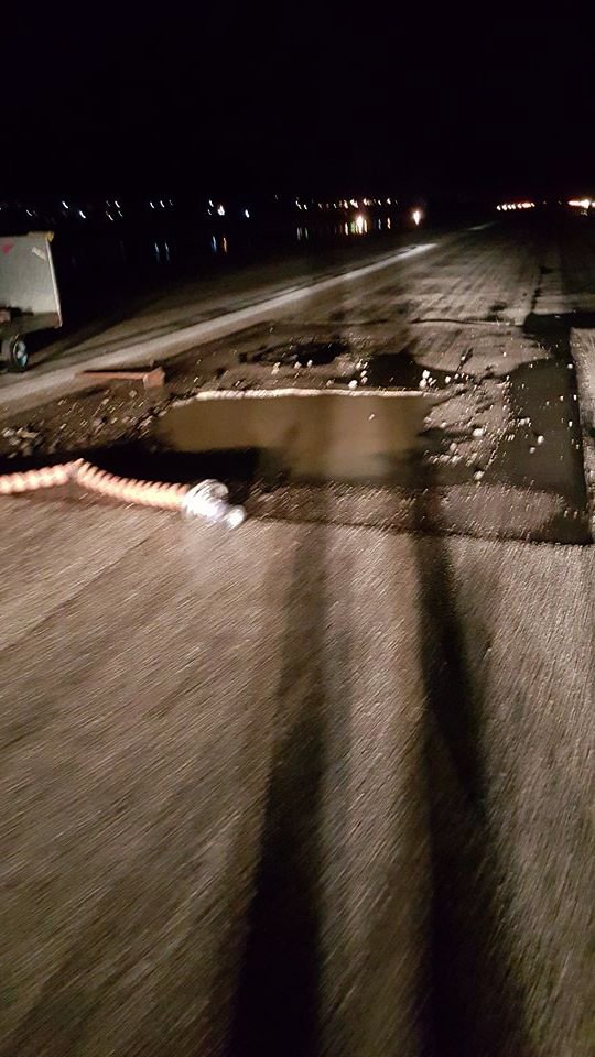 Eκλεισε το αεροδρόμιο της Ρόδου -Ανοιξε λακκούβα στον διάδρομο προσγείωσης [εικόνες] | iefimerida.gr 1