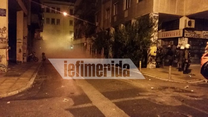 Επεισόδια και μολότοφ στα Εξάρχεια μετά την πορεία για το Πολυτεχνείο [εικόνες & βίντεο]  | iefimerida.gr 0