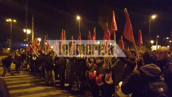 Επεισόδια και μολότοφ στα Εξάρχεια μετά την πορεία για το Πολυτεχνείο [εικόνες & βίντεο]  | iefimerida.gr 18