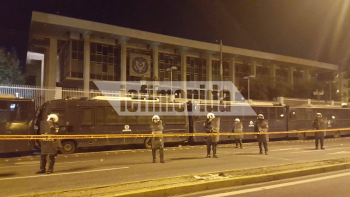 Επεισόδια και μολότοφ στα Εξάρχεια μετά την πορεία για το Πολυτεχνείο [εικόνες & βίντεο]  | iefimerida.gr 17