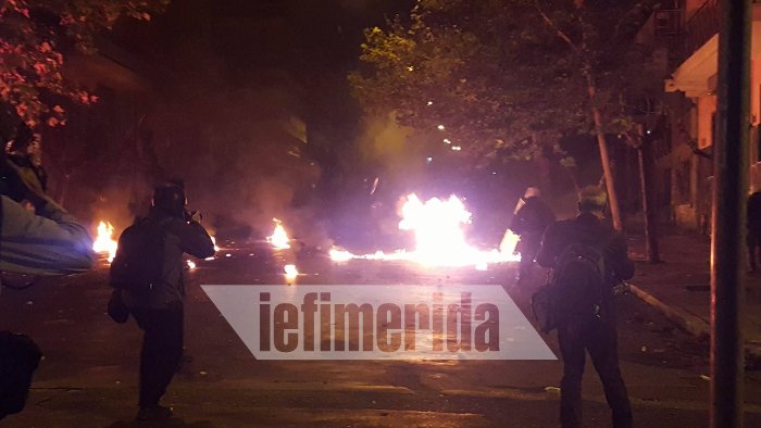 Επεισόδια και μολότοφ στα Εξάρχεια μετά την πορεία για το Πολυτεχνείο [εικόνες & βίντεο]  | iefimerida.gr 6