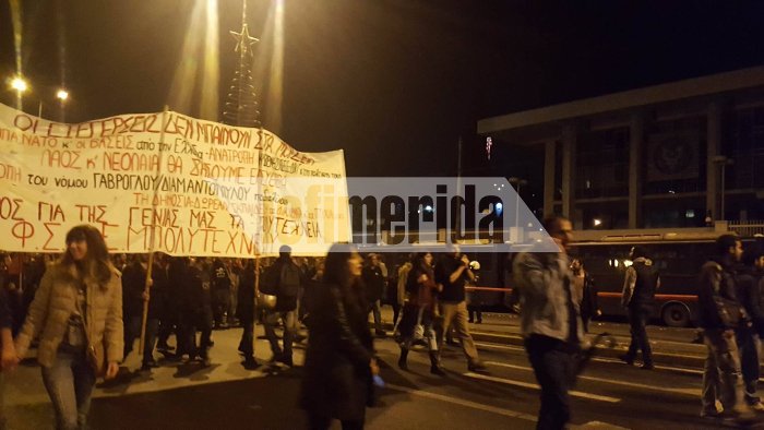 Επεισόδια και μολότοφ στα Εξάρχεια μετά την πορεία για το Πολυτεχνείο [εικόνες & βίντεο]  | iefimerida.gr 14