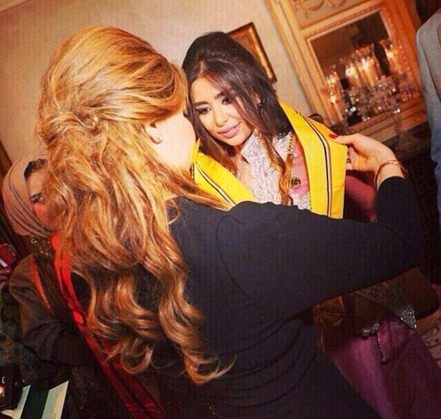 Το μπάτσελορ πάρτι της εκρηκτικής μελαχρινής εγγονής του Σαντάμ Χουσεΐν [εικόνες] | iefimerida.gr 2