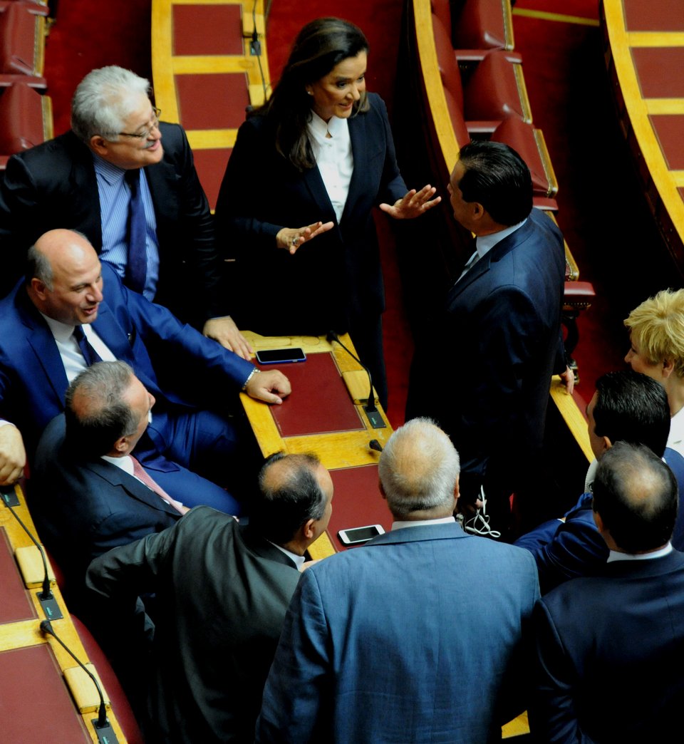 Τα «πηγαδάκια» της Βουλής: Γέλια Αδωνι-Τσίπρα και Καραμανλή- Σαμαρά [εικόνες] | iefimerida.gr 15