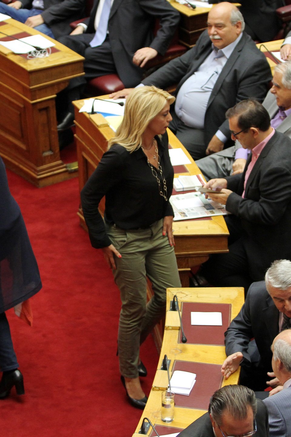 Τα «πηγαδάκια» της Βουλής: Γέλια Αδωνι-Τσίπρα και Καραμανλή- Σαμαρά [εικόνες] | iefimerida.gr 14