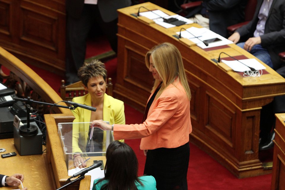 Τα «πηγαδάκια» της Βουλής: Γέλια Αδωνι-Τσίπρα και Καραμανλή- Σαμαρά [εικόνες] | iefimerida.gr 13