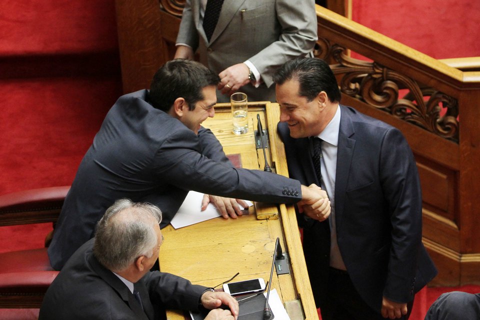 Τα «πηγαδάκια» της Βουλής: Γέλια Αδωνι-Τσίπρα και Καραμανλή- Σαμαρά [εικόνες] | iefimerida.gr 4