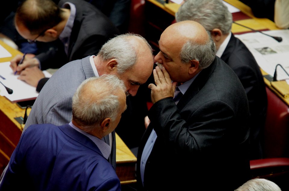 Τα «πηγαδάκια» της Βουλής: Γέλια Αδωνι-Τσίπρα και Καραμανλή- Σαμαρά [εικόνες] | iefimerida.gr 5