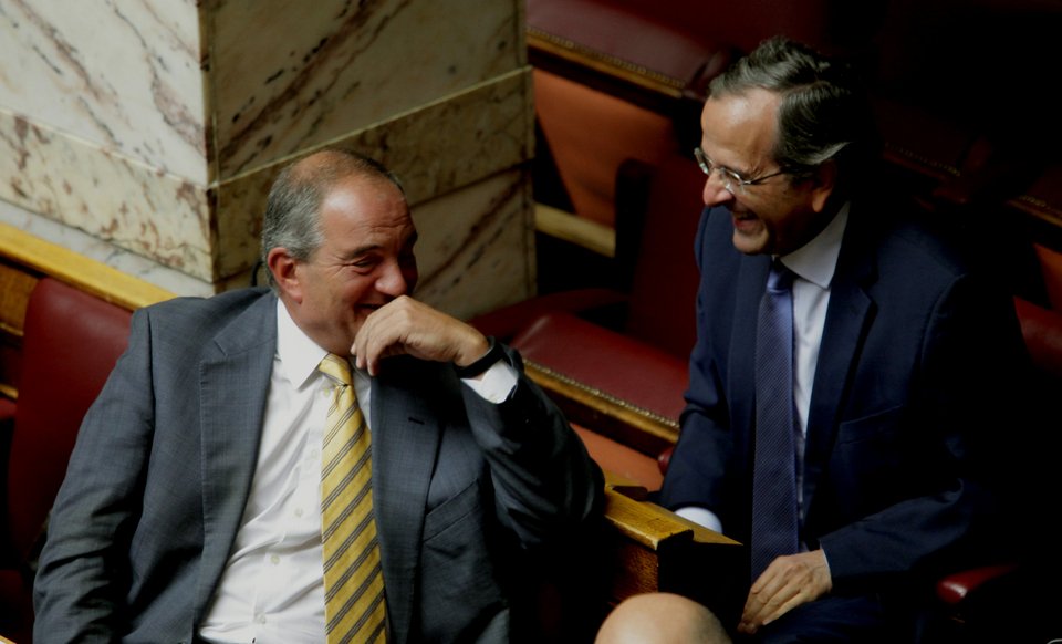 Τα «πηγαδάκια» της Βουλής: Γέλια Αδωνι-Τσίπρα και Καραμανλή- Σαμαρά [εικόνες] | iefimerida.gr 2