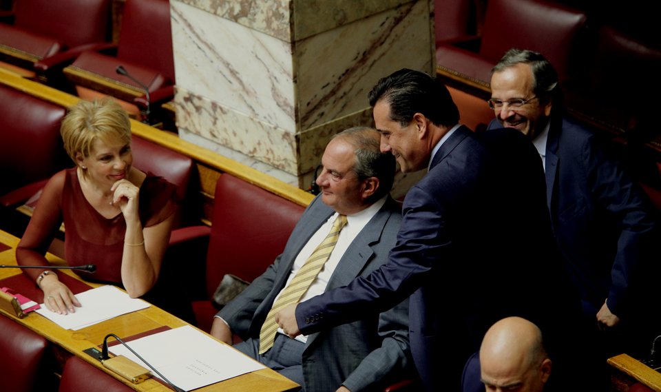 Τα «πηγαδάκια» της Βουλής: Γέλια Αδωνι-Τσίπρα και Καραμανλή- Σαμαρά [εικόνες] | iefimerida.gr 3