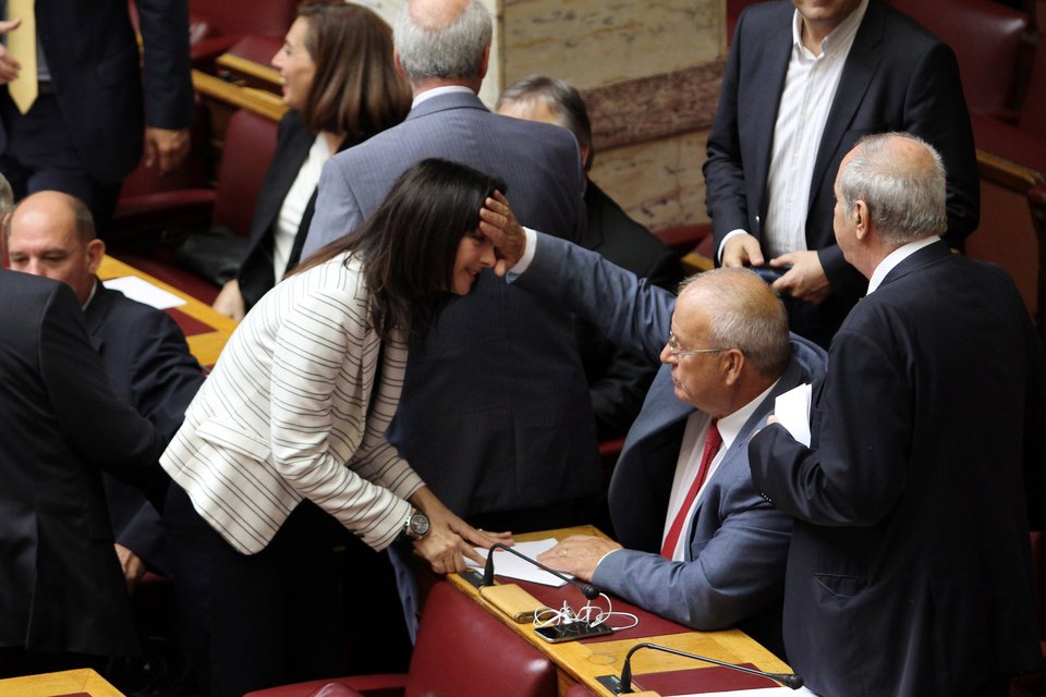 Τα «πηγαδάκια» της Βουλής: Γέλια Αδωνι-Τσίπρα και Καραμανλή- Σαμαρά [εικόνες] | iefimerida.gr 10