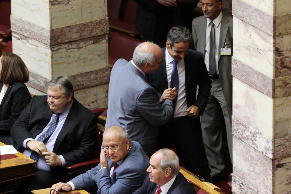 Τα «πηγαδάκια» της Βουλής: Γέλια Αδωνι-Τσίπρα και Καραμανλή- Σαμαρά [εικόνες] | iefimerida.gr 7