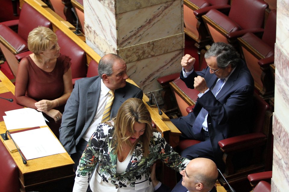 Τα «πηγαδάκια» της Βουλής: Γέλια Αδωνι-Τσίπρα και Καραμανλή- Σαμαρά [εικόνες] | iefimerida.gr 1