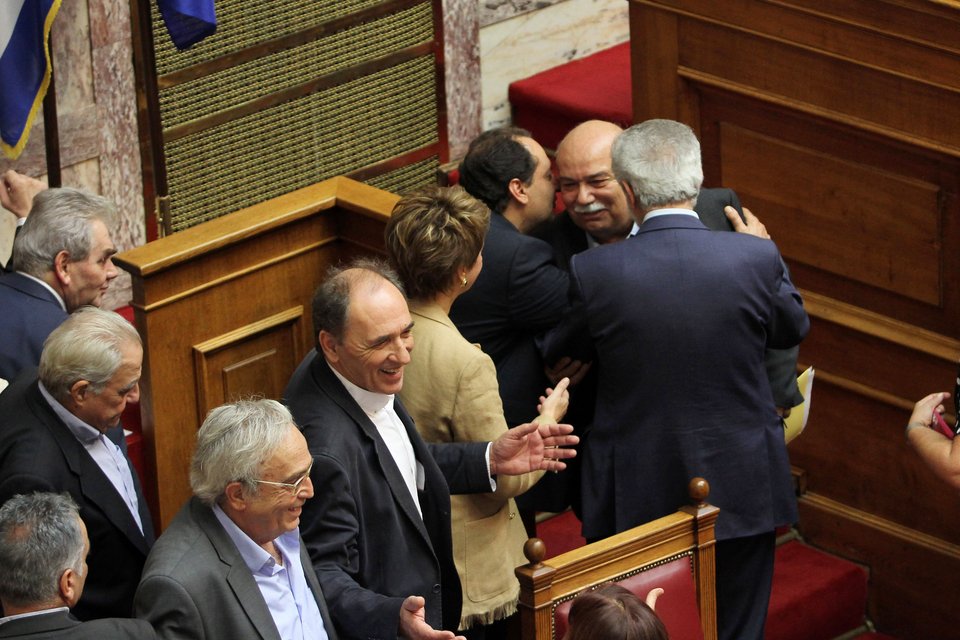 Τα «πηγαδάκια» της Βουλής: Γέλια Αδωνι-Τσίπρα και Καραμανλή- Σαμαρά [εικόνες] | iefimerida.gr 9