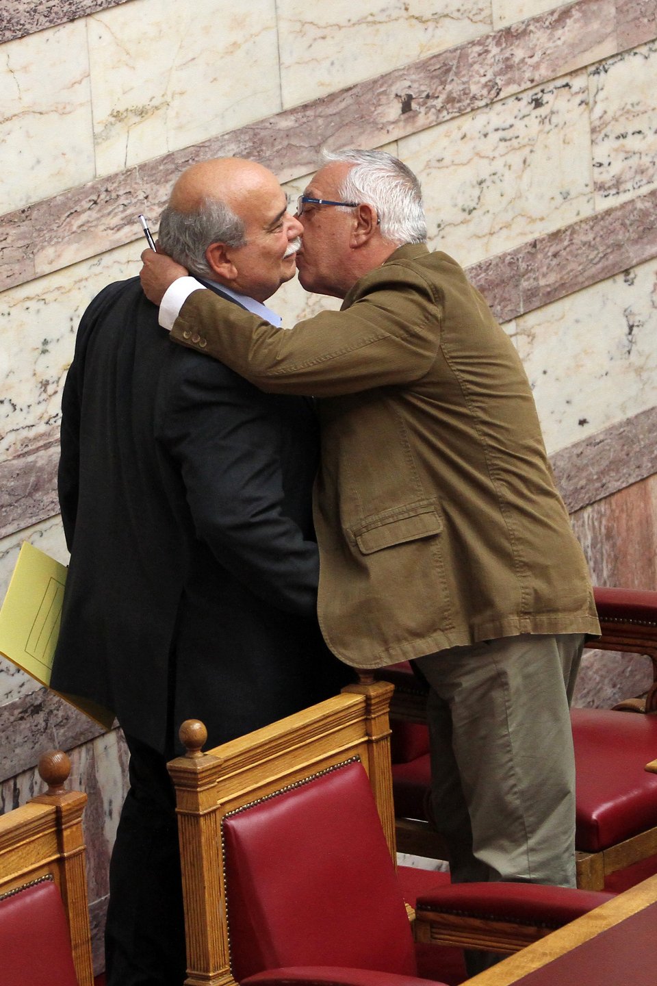 Τα «πηγαδάκια» της Βουλής: Γέλια Αδωνι-Τσίπρα και Καραμανλή- Σαμαρά [εικόνες] | iefimerida.gr 8