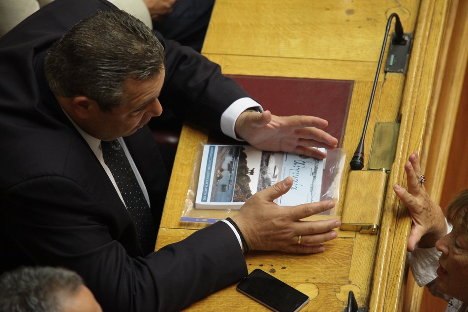 Το μαύρο φόρεμα της Ολγας, οι γκριμάτσες Καμμένου και τα γέλια Καραμανλή-Σαμαρά [εικόνες] | iefimerida.gr 7