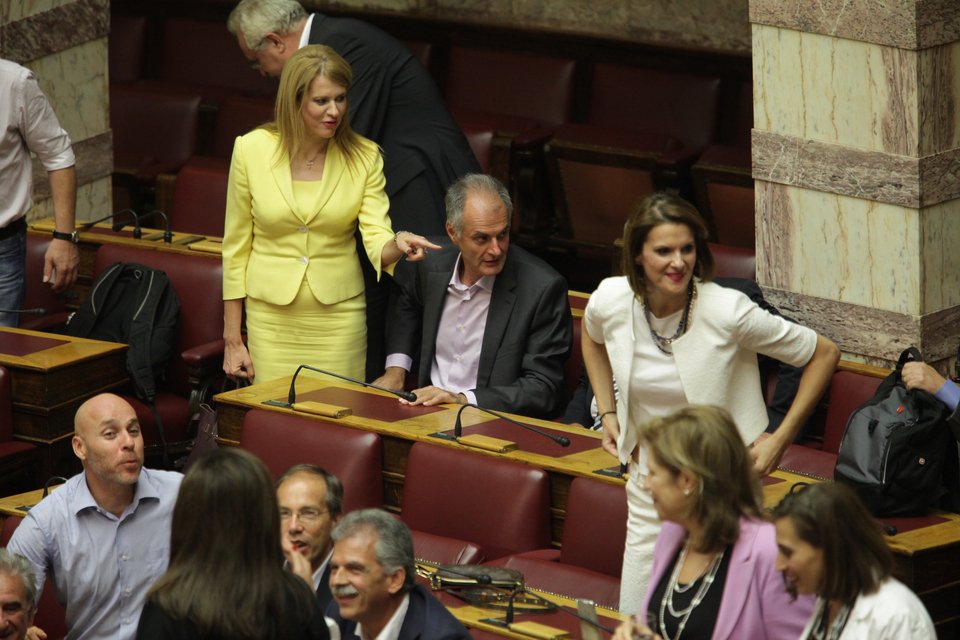 Το μαύρο φόρεμα της Ολγας, οι γκριμάτσες Καμμένου και τα γέλια Καραμανλή-Σαμαρά [εικόνες] | iefimerida.gr 5