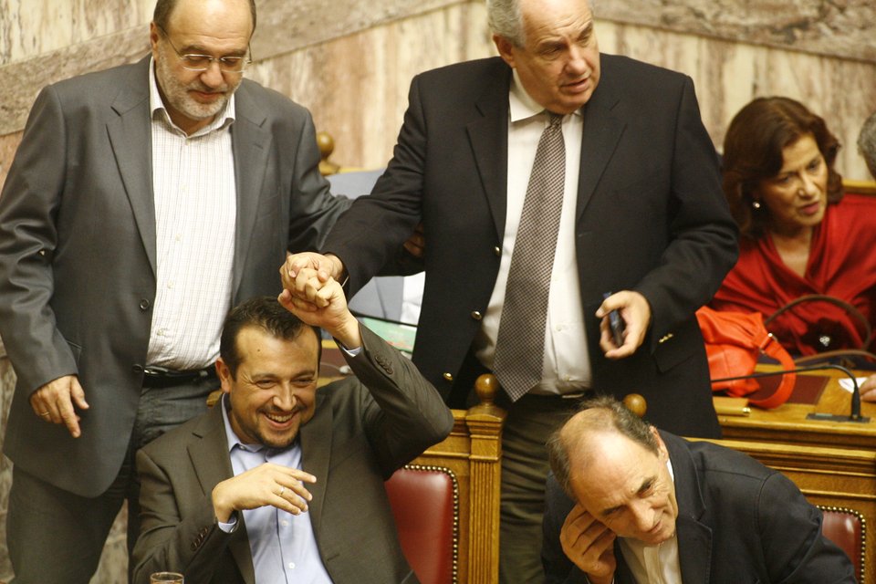 Το μαύρο φόρεμα της Ολγας, οι γκριμάτσες Καμμένου και τα γέλια Καραμανλή-Σαμαρά [εικόνες] | iefimerida.gr 14