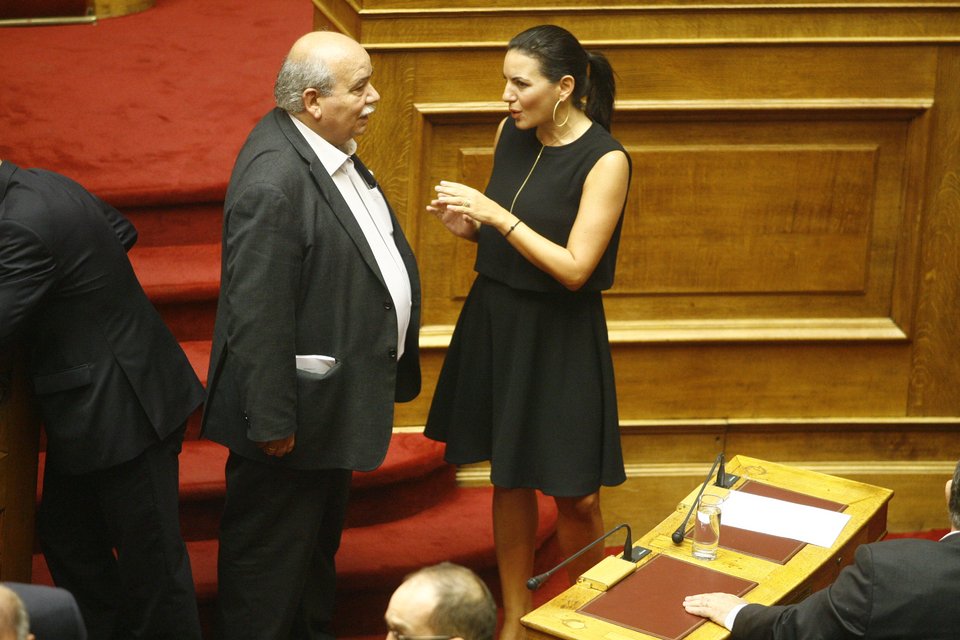 Το μαύρο φόρεμα της Ολγας, οι γκριμάτσες Καμμένου και τα γέλια Καραμανλή-Σαμαρά [εικόνες] | iefimerida.gr 4