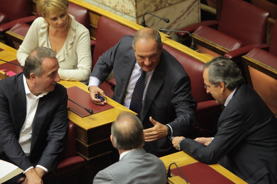 Το μαύρο φόρεμα της Ολγας, οι γκριμάτσες Καμμένου και τα γέλια Καραμανλή-Σαμαρά [εικόνες] | iefimerida.gr 11