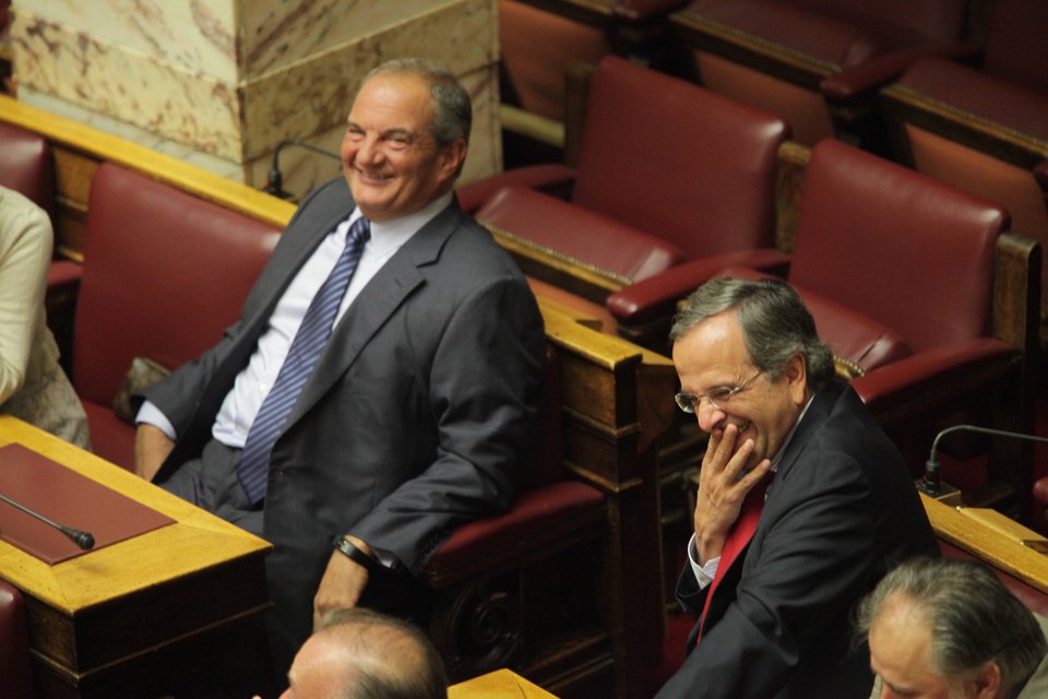 Το μαύρο φόρεμα της Ολγας, οι γκριμάτσες Καμμένου και τα γέλια Καραμανλή-Σαμαρά [εικόνες] | iefimerida.gr 12