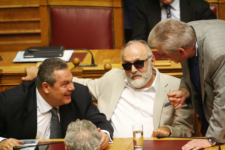 Το μαύρο φόρεμα της Ολγας, οι γκριμάτσες Καμμένου και τα γέλια Καραμανλή-Σαμαρά [εικόνες] | iefimerida.gr 6