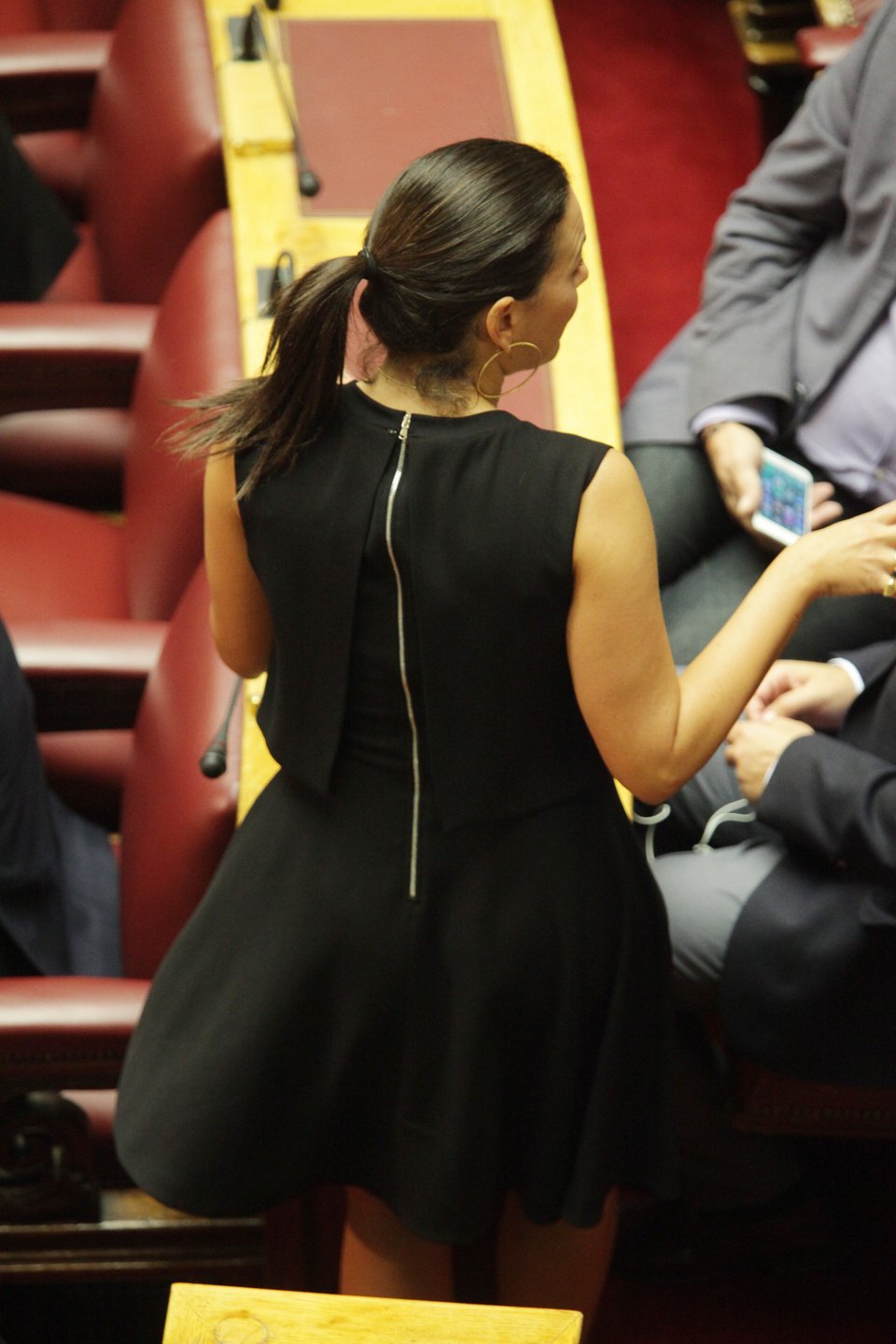 Το μαύρο φόρεμα της Ολγας, οι γκριμάτσες Καμμένου και τα γέλια Καραμανλή-Σαμαρά [εικόνες] | iefimerida.gr 3