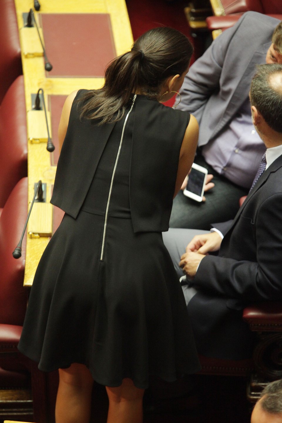 Το μαύρο φόρεμα της Ολγας, οι γκριμάτσες Καμμένου και τα γέλια Καραμανλή-Σαμαρά [εικόνες] | iefimerida.gr 2