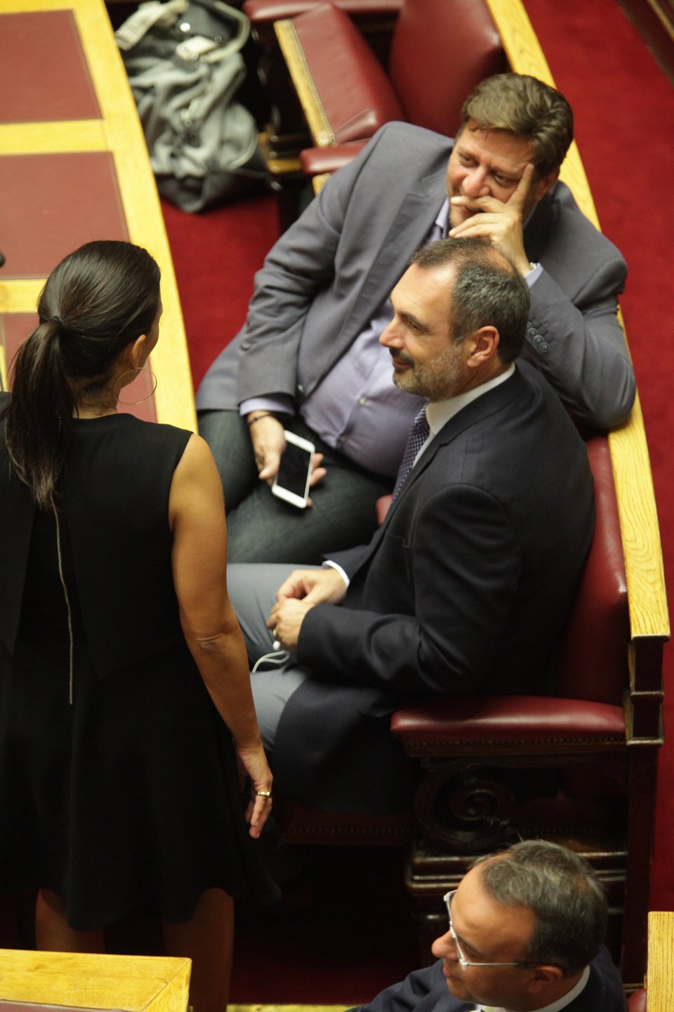 Το μαύρο φόρεμα της Ολγας, οι γκριμάτσες Καμμένου και τα γέλια Καραμανλή-Σαμαρά [εικόνες] | iefimerida.gr 1