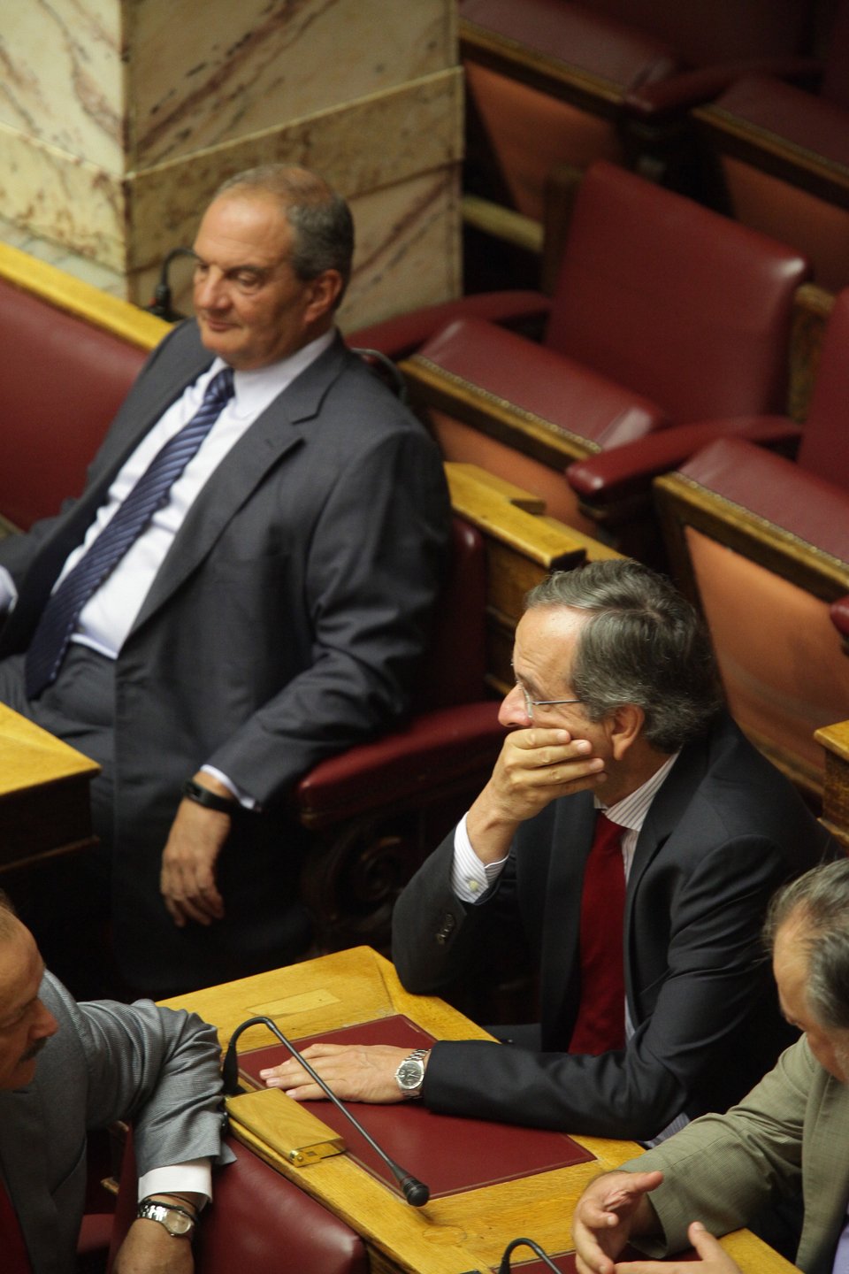 Το μαύρο φόρεμα της Ολγας, οι γκριμάτσες Καμμένου και τα γέλια Καραμανλή-Σαμαρά [εικόνες] | iefimerida.gr 10