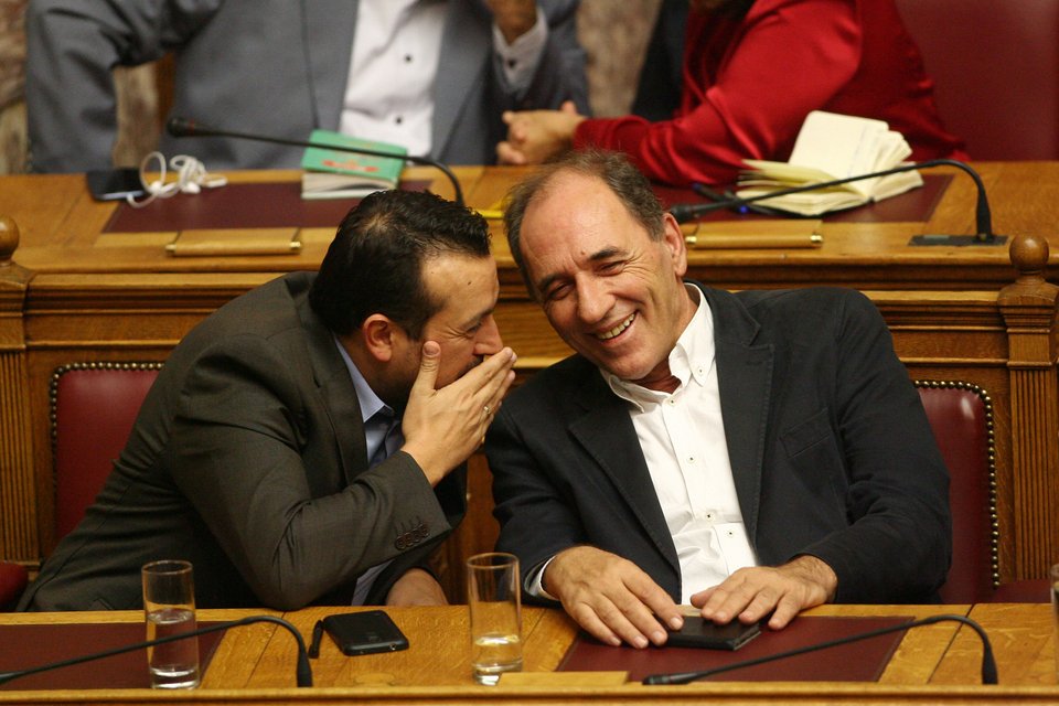 Το μαύρο φόρεμα της Ολγας, οι γκριμάτσες Καμμένου και τα γέλια Καραμανλή-Σαμαρά [εικόνες] | iefimerida.gr 13