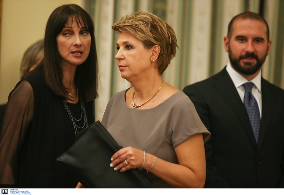 Ξανά με LV η Μπριζίτ: Με κατακόκκινο midi φόρεμα στο δείπνο -Απλές και εντυπωσιακές Περιστέρα, Μαρέβα [εικόνες] | iefimerida.gr 12