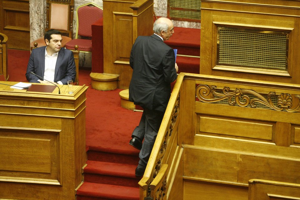 Oταν ο Μεϊμαράκης άλλαξε... δρόμο για να μην περάσει ξανά δίπλα από τον Τσίπρα [εικόνες] | iefimerida.gr 1