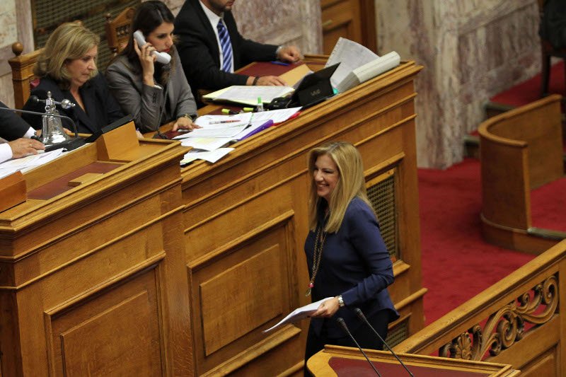 Σκόνταψε η Φώφη Γεννηματά - «Προσέξτε, προσέξτε» της φώναζε ο Βούτσης [εικόνες] | iefimerida.gr 4