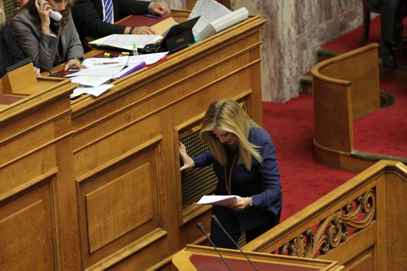 Σκόνταψε η Φώφη Γεννηματά - «Προσέξτε, προσέξτε» της φώναζε ο Βούτσης [εικόνες] | iefimerida.gr 2