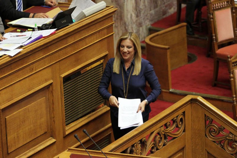 Σκόνταψε η Φώφη Γεννηματά - «Προσέξτε, προσέξτε» της φώναζε ο Βούτσης [εικόνες] | iefimerida.gr 0