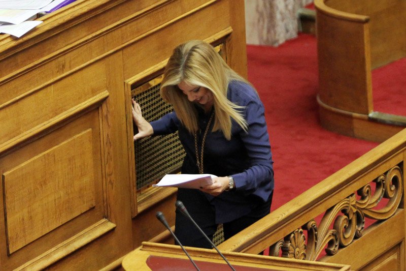 Σκόνταψε η Φώφη Γεννηματά - «Προσέξτε, προσέξτε» της φώναζε ο Βούτσης [εικόνες] | iefimerida.gr 1